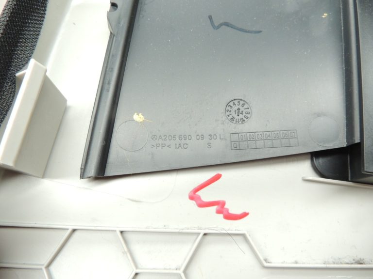 Oriģinālā Mercedes Benz W205 kreisās B-svārstgala augšējā apdare melna A2056900930