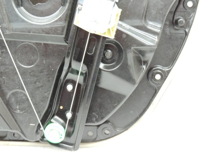 Mercedes-Benz C-klase W205 Logu regulatora mehānisms priekšējais kreisais A2057204923