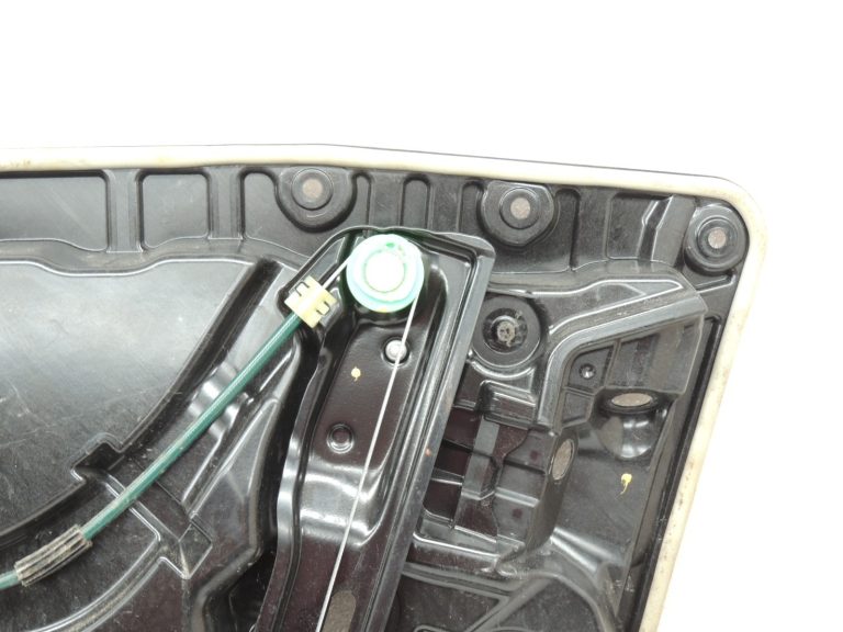 Mercedes-Benz C-klase W205 Logu regulatora mehānisms priekšējais kreisais A2057204923