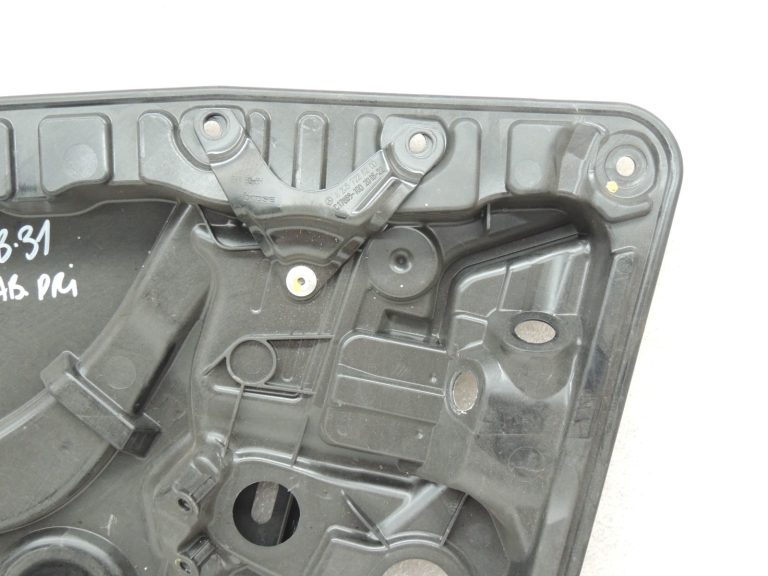 Mercedes-Benz C-Class W205 Logu regulatora mehānisms priekšējais labais A2057205023