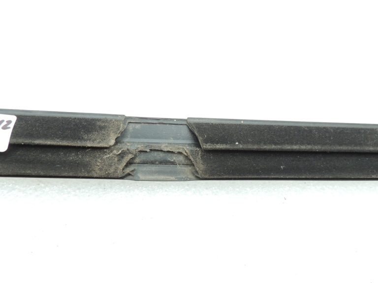 Oriģinālā aprīkojuma Mercedes W205 aizmugurējā kreisā loga līstes A2057300324