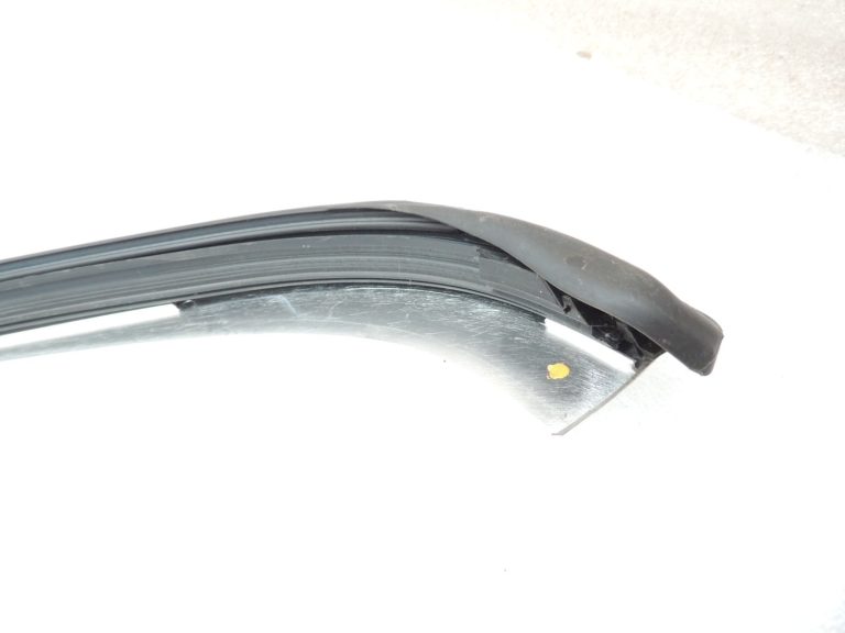Mercedes W205 sedans hromēta durvju loga aizmugures labās puses blīvējums A205735540