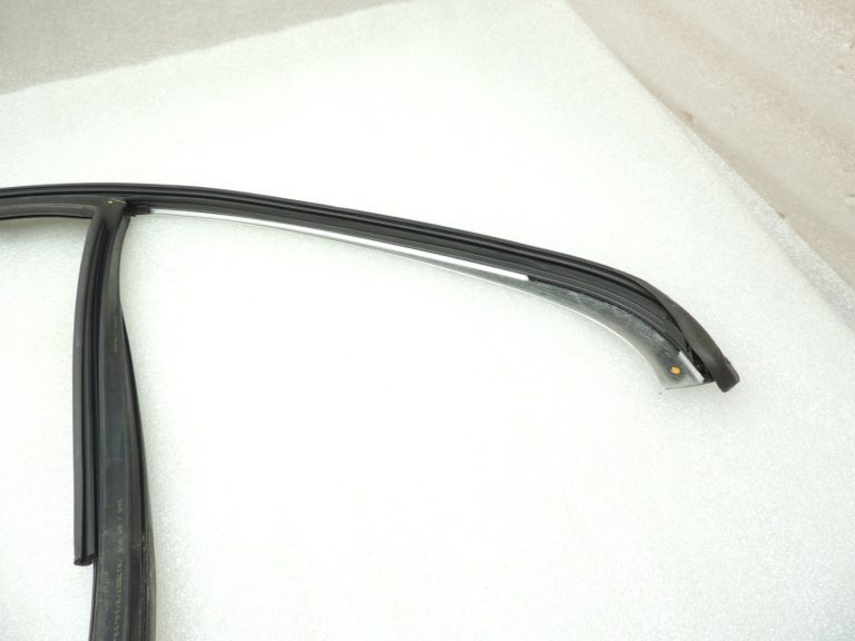 Mercedes W205 sedans hromēta durvju loga aizmugures labās puses blīvējums A205735540