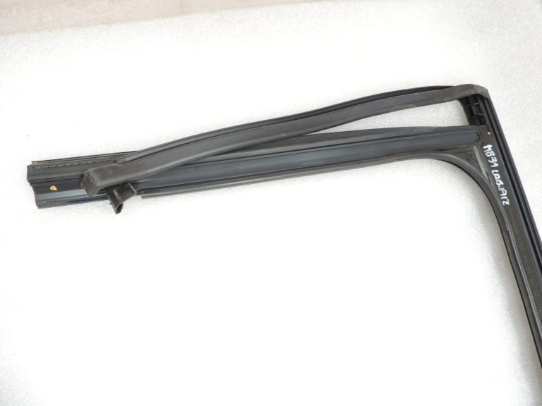 Mercedes W205 sedans hromēta durvju loga aizmugures labās puses blīvējums A205735540