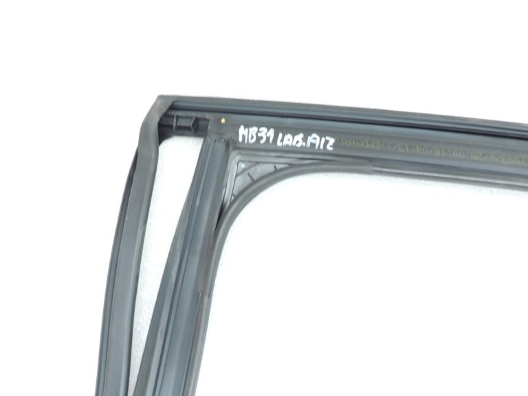 Mercedes W205 sedans hromēta durvju loga aizmugures labās puses blīvējums A205735540