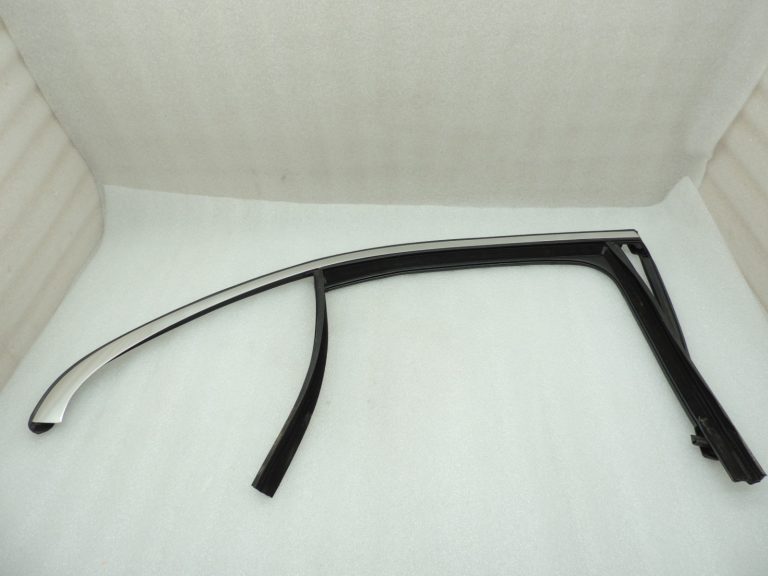 Mercedes W205 sedans hromēta durvju loga aizmugures labās puses blīvējums A205735540