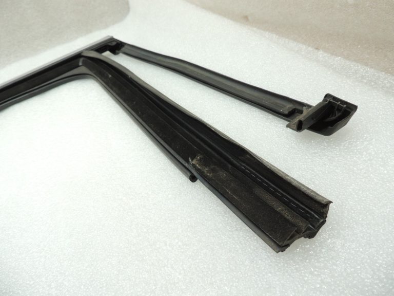 Mercedes W205 sedans hromēta durvju loga aizmugures labās puses blīvējums A205735540