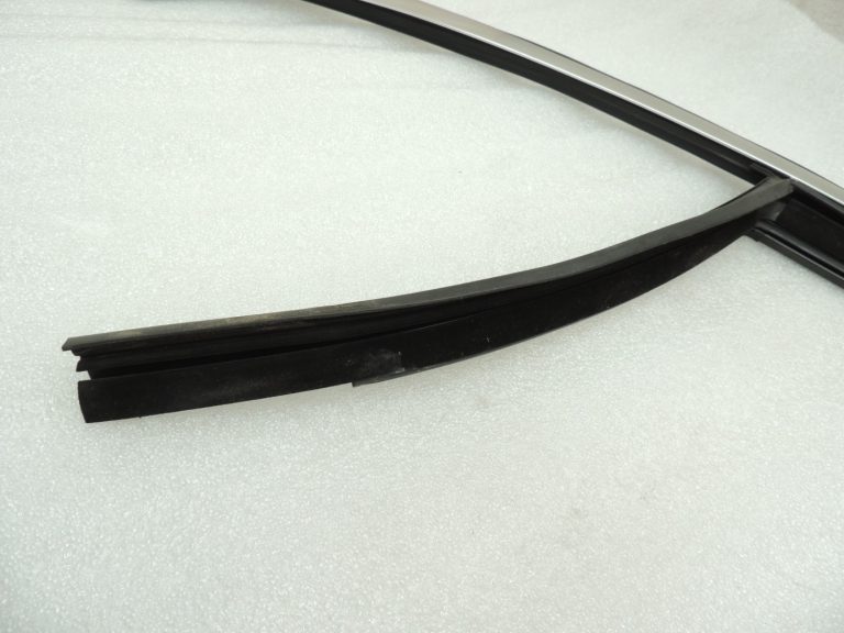 Mercedes W205 sedans hromēta durvju loga aizmugures labās puses blīvējums A205735540