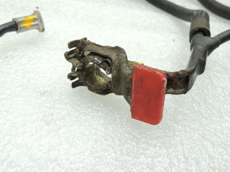 Citroen C2 1.1 HFX benzīna akumulatora pozitīvā termināla vadu instalācija 9655593580