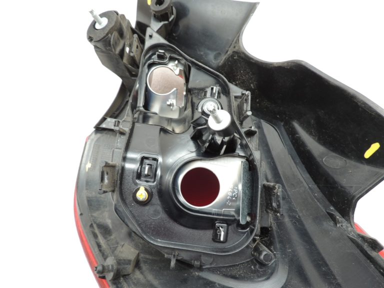 Opel Corsa E 5 durvju hečbeks aizmugurējais kreisais aizmugurējais lukturis Aizmugurējais lukturis 39012621