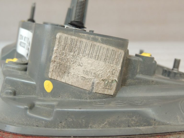 Toyota Avensis T27 Sedans Aizmugurējais lukturis labajā pusē Interjers 81580-05130