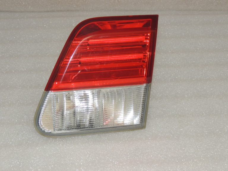 Toyota Avensis T27 Sedans Aizmugurējais lukturis labajā pusē Interjers 81580-05130