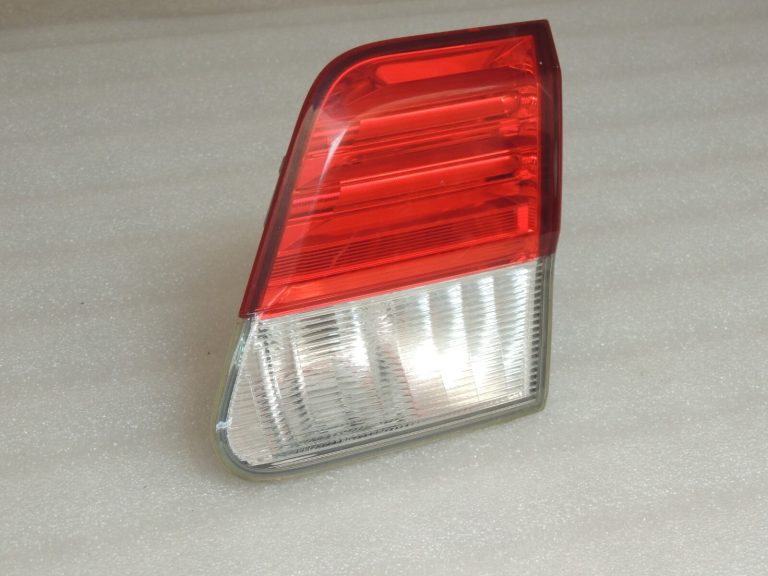 Toyota Avensis T27 Sedans Aizmugurējais lukturis labajā pusē Interjers 81580-05130