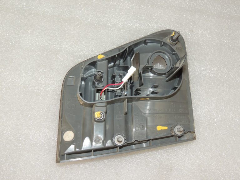 Toyota Avensis T27 Sedans Aizmugurējais lukturis labajā pusē Interjers 81580-05130