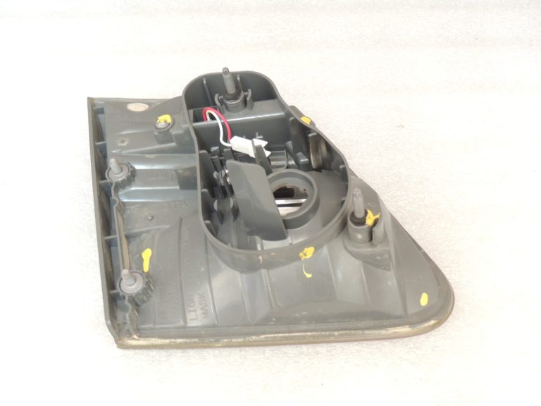 Toyota Avensis T27 Sedans Aizmugurējais lukturis labajā pusē Interjers 81580-05130