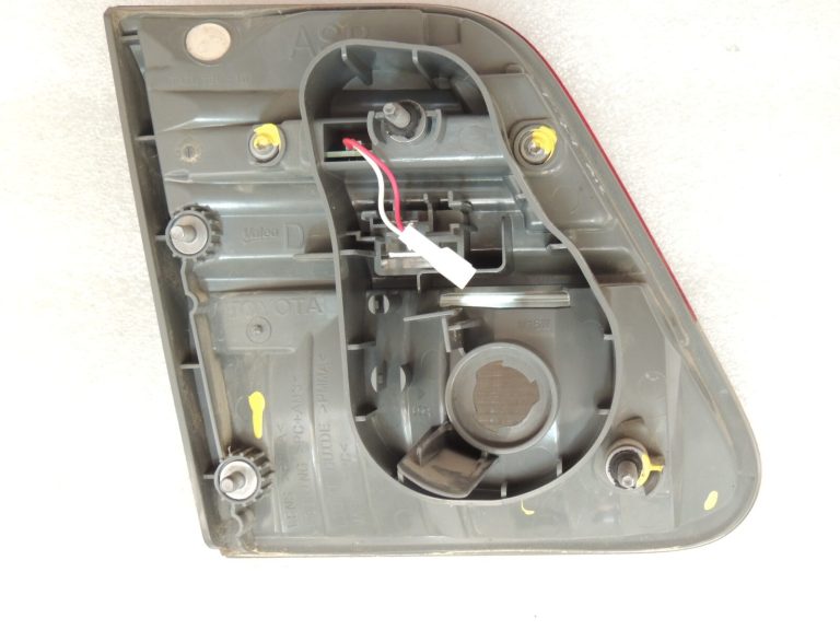 Toyota Avensis T27 Sedans Aizmugurējais lukturis labajā pusē Interjers 81580-05130
