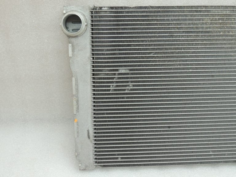 Oriģinālais BMW 5. sērijas F10 F11 N47 N57 motora dzesēšanas radiators 17118509177