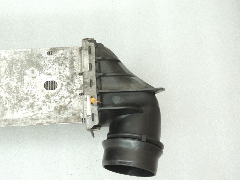 Oriģinālā BMW F07 F10 F11 F01 F02 N47 N57 Dīzeļdzinēja starpdzesētājs 17517805629