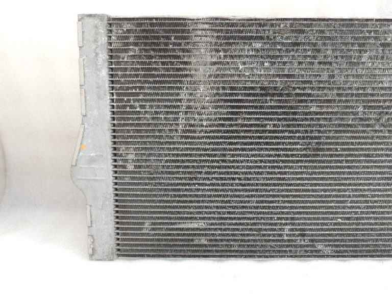 Oriģinālais BMW 5. sērijas F10 F11 N47 N57 motora dzesēšanas radiators 17118509177
