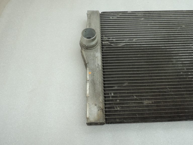 Oriģinālā BMW F06 F07 F10 F10 F11 F12 F01 F02 N47 N57 Radiators Dzinēja dzesēšanas radiators 8509176