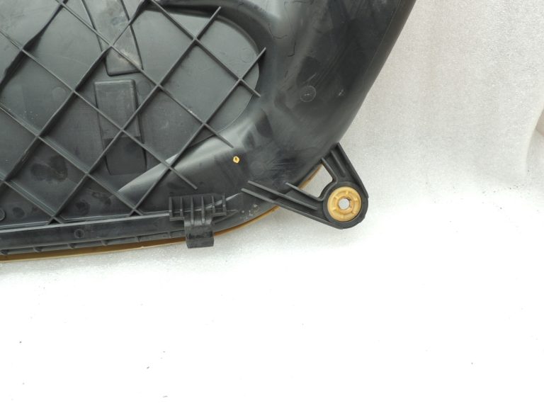 Oriģinālā BMW 5. sērijas F07 F10 F10 F11 N47 gaisa filtra kārbas apakšējā daļa 13717812462