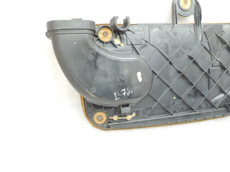Oriģinālā BMW 5. sērijas F07 F10 F10 F11 N47 gaisa filtra kārbas apakšējā daļa 13717812462