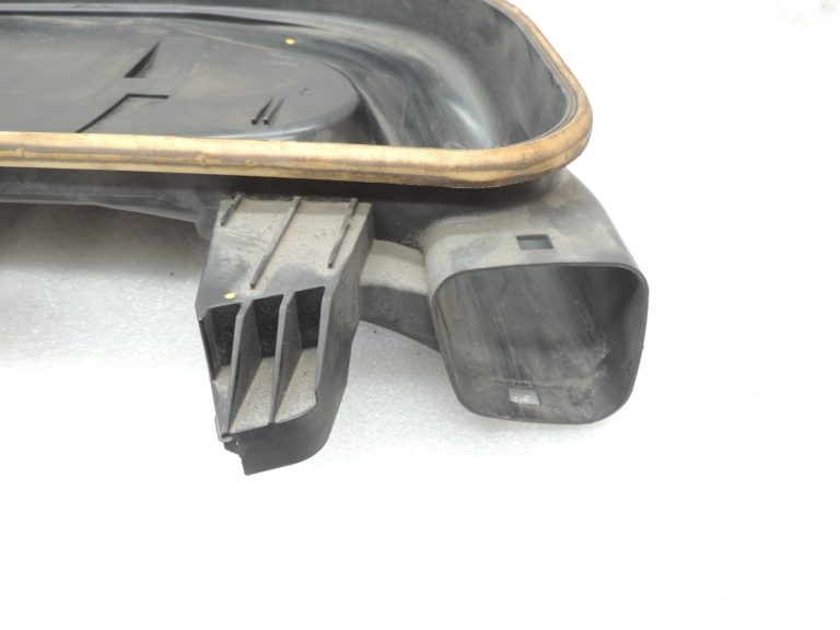 Oriģinālā BMW 5. sērijas F07 F10 F10 F11 N47 gaisa filtra kārbas apakšējā daļa 13717812462