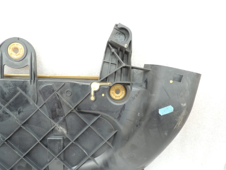 Oriģinālā BMW 5. sērijas F07 F10 F10 F11 N47 gaisa filtra kārbas apakšējā daļa 13717812462