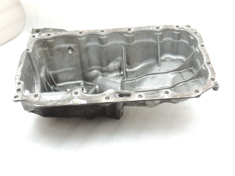 BMW F20 F20 F21 F30 F31 F31 F32 F33 F36 F07 F10 F11 N47N Eļļas tvertne 11137812360 7812360