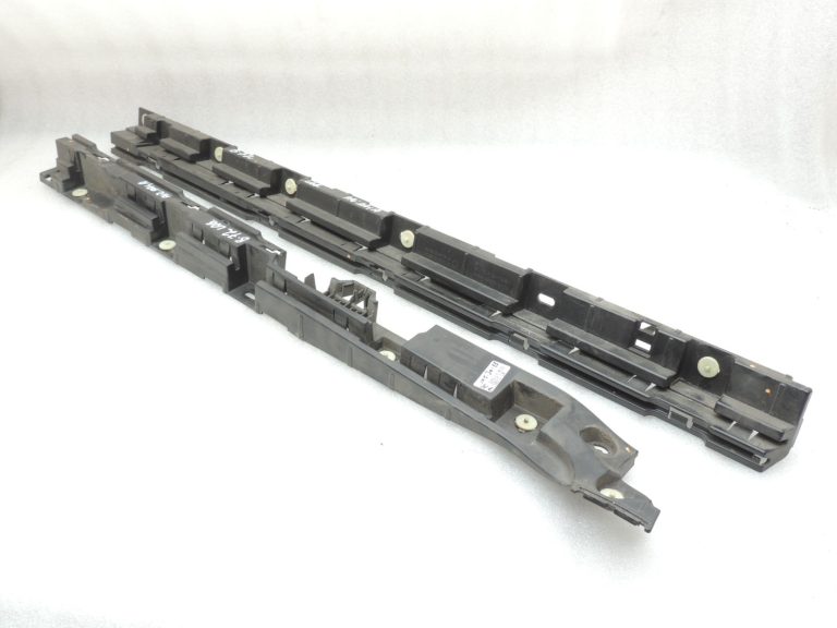 Oriģinālā BMW 5. sērijas F10 F11 sānu svārku paneļa kronšteins, labais 7204022 7184778