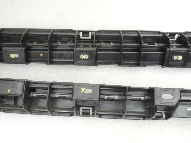 Oriģinālā BMW 5. sērijas F10 F11 sānu svārku paneļa kronšteins, labais 7204022 7184778