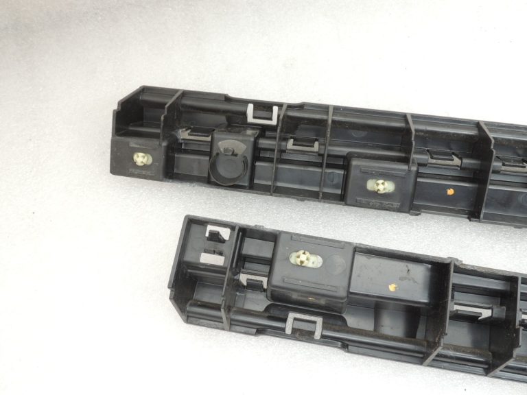Oriģinālā BMW 5. sērijas F10 F11 sānu svārku paneļa kronšteins, labais 7204022 7184778