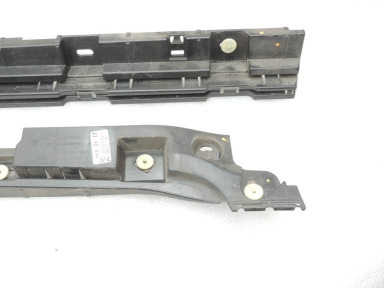 Oriģinālā BMW 5. sērijas F10 F11 sānu svārku paneļa kronšteins, labais 7204022 7184778