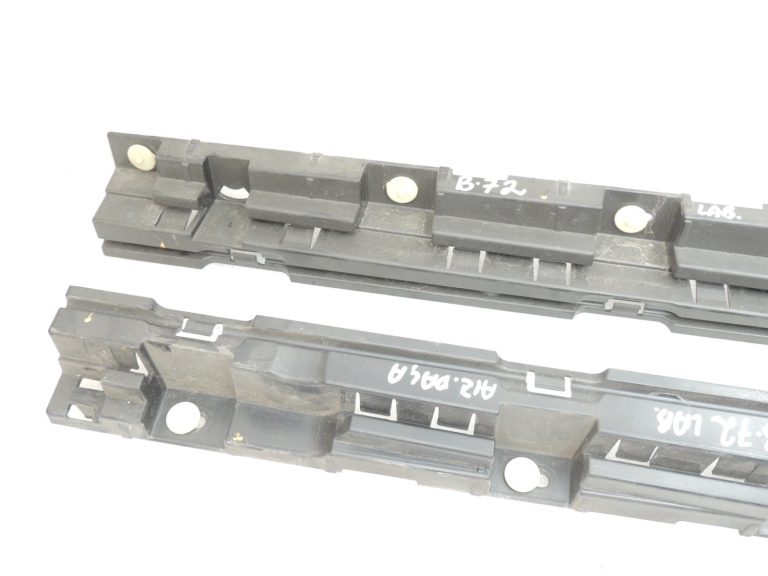 Oriģinālā BMW 5. sērijas F10 F11 sānu svārku paneļa kronšteins, labais 7204022 7184778