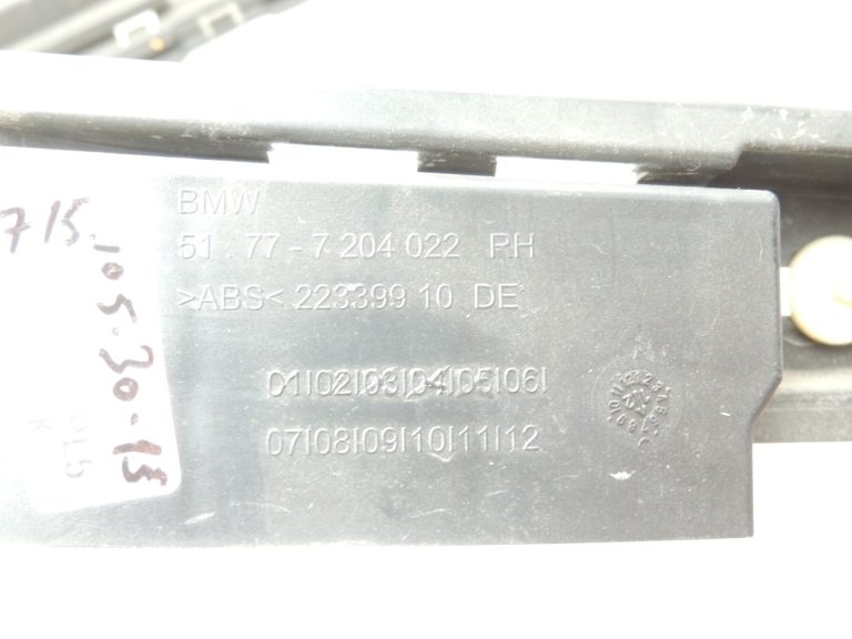 Oriģinālā BMW 5. sērijas F10 F11 sānu svārku paneļa kronšteins, labais 7204022 7184778
