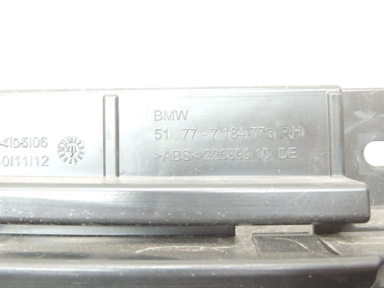 Oriģinālā BMW 5. sērijas F10 F11 sānu svārku paneļa kronšteins, labais 7204022 7184778