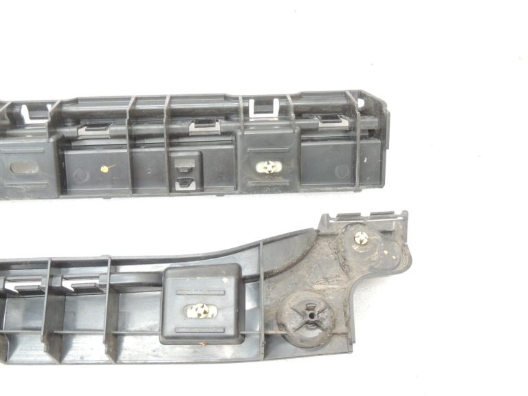 Oriģinālā BMW 5. sērijas F10 F11 sānu svārku paneļa kronšteins, labais 7204022 7184778