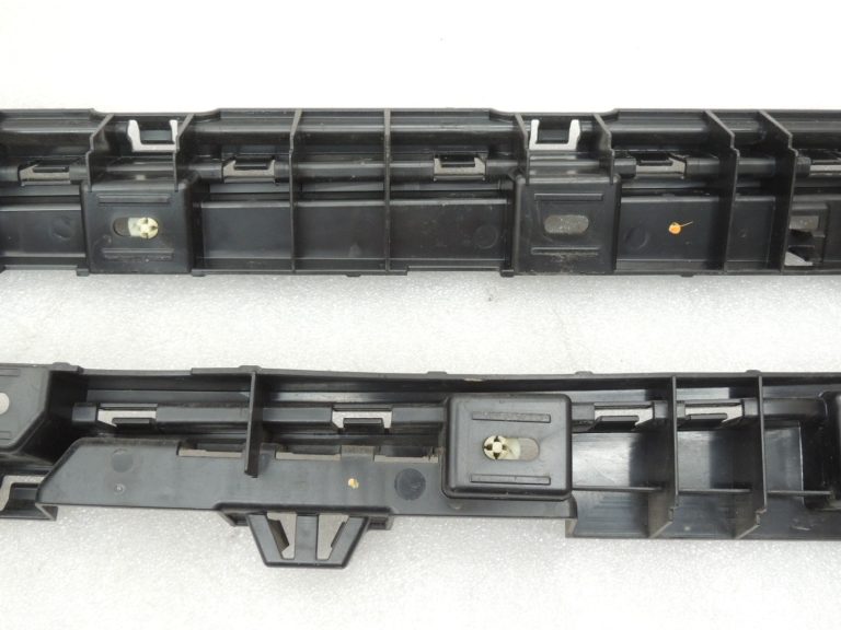 Oriģinālā BMW 5. sērijas F10 F11 sānu svārku paneļa kronšteins, labais 7204022 7184778