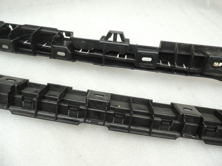 Oriģinālā BMW 5. sērijas F10 F11 sānu svārku paneļa kronšteins kreisais 7204021 7184777
