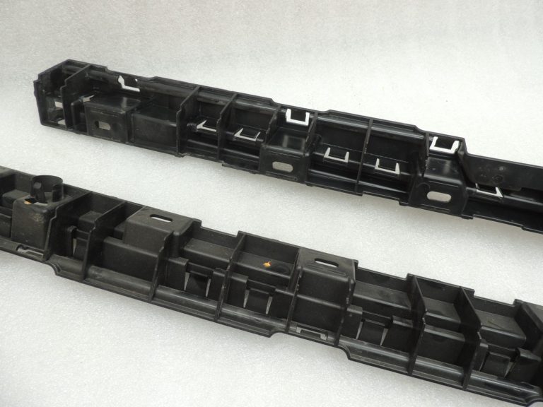 Oriģinālā BMW 5. sērijas F10 F11 sānu svārku paneļa kronšteins kreisais 7204021 7184777