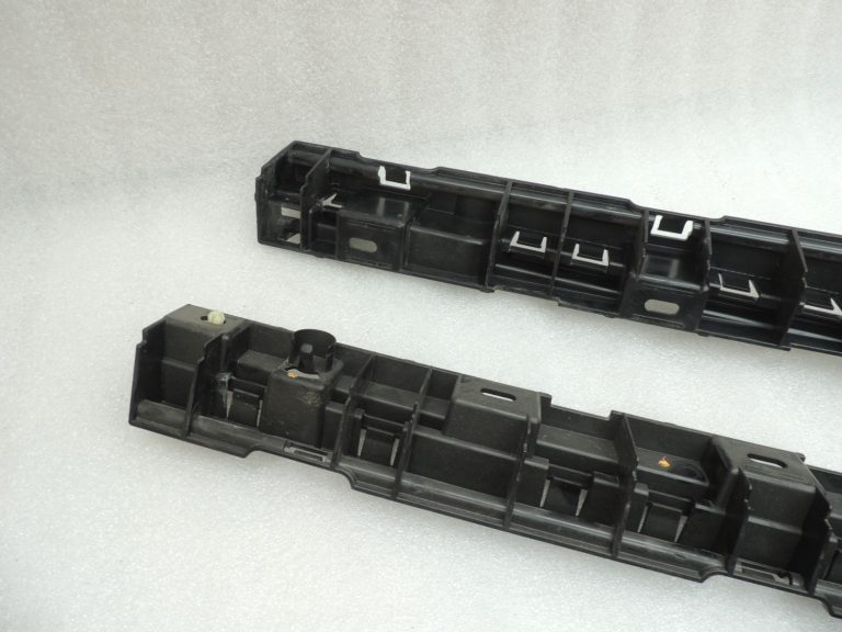 Oriģinālā BMW 5. sērijas F10 F11 sānu svārku paneļa kronšteins kreisais 7204021 7184777