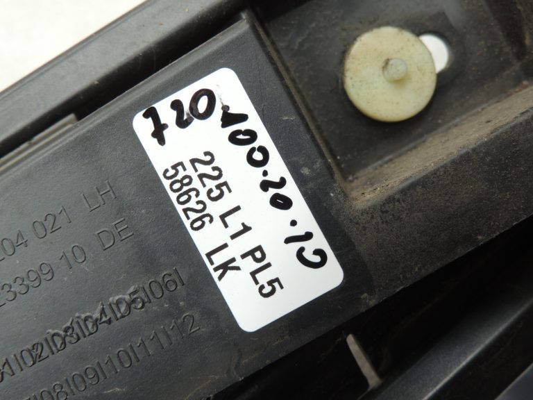 Oriģinālā BMW 5. sērijas F10 F11 sānu svārku paneļa kronšteins kreisais 7204021 7184777