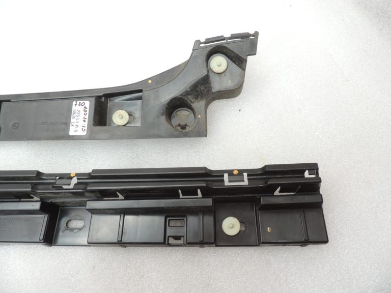 Oriģinālā BMW 5. sērijas F10 F11 sānu svārku paneļa kronšteins kreisais 7204021 7184777