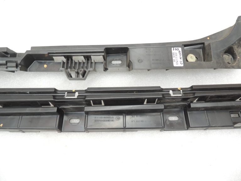 Oriģinālā BMW 5. sērijas F10 F11 sānu svārku paneļa kronšteins kreisais 7204021 7184777