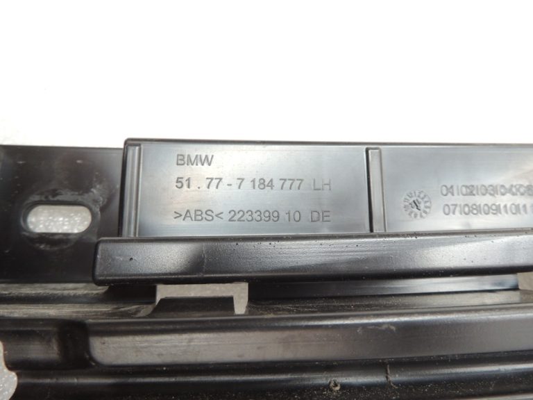 Oriģinālā BMW 5. sērijas F10 F11 sānu svārku paneļa kronšteins kreisais 7204021 7184777