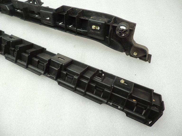 Oriģinālā BMW 5. sērijas F10 F11 sānu svārku paneļa kronšteins kreisais 7204021 7184777