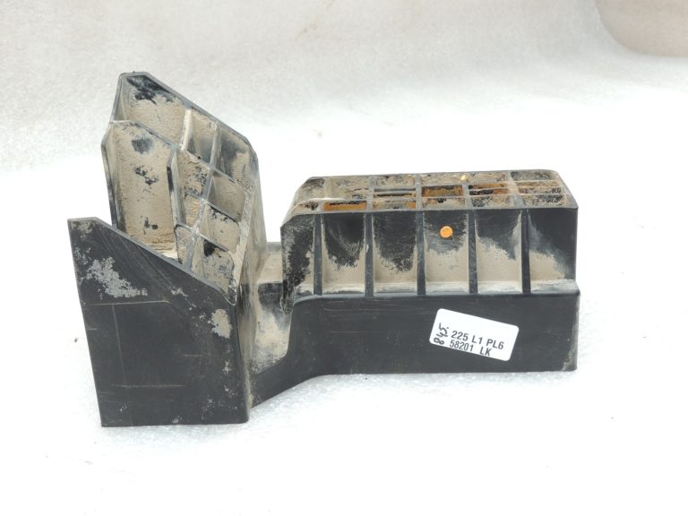 Ford Ranger P375 TKE Priekšējais labās puses dubļusarga kronšteins AB39-16164-AA
