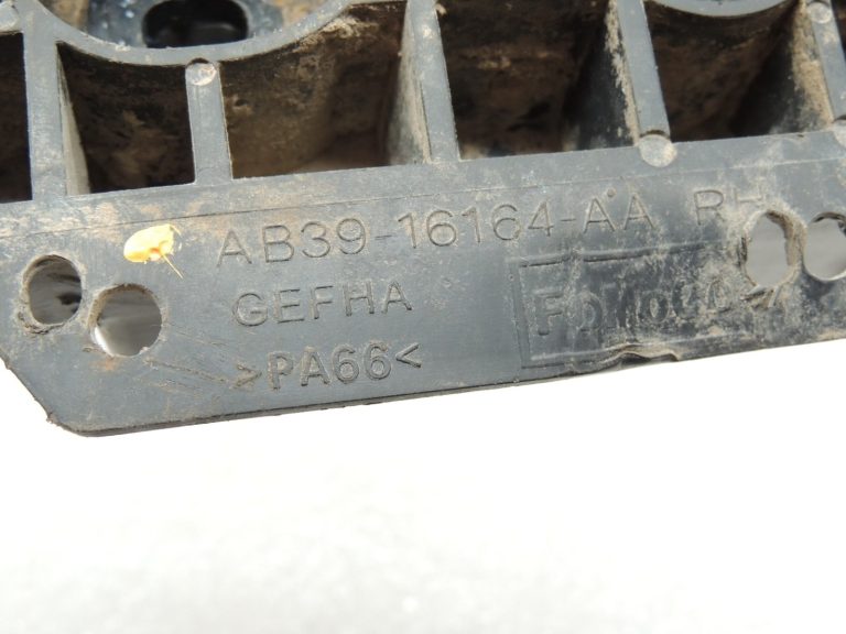 Ford Ranger P375 TKE Priekšējais labās puses dubļusarga kronšteins AB39-16164-AA