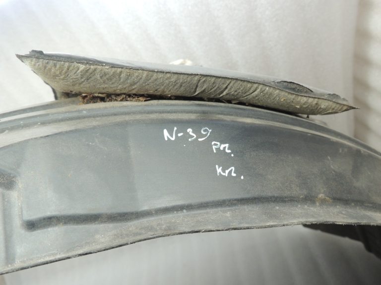 Nissan Navara II D40 2010-2013 Priekšējā kreisā iekšējā riteņa arkas ieliktnis 638413X00A