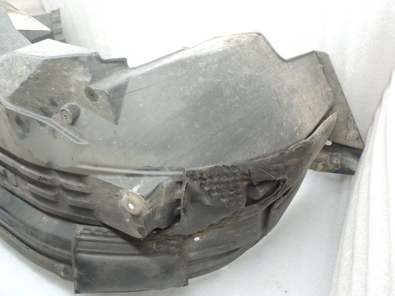 Nissan Navara II D40 2010-2013 Priekšējā kreisā iekšējā riteņa arkas ieliktnis 638413X00A
